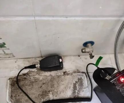 峨眉山屋顶漏水维修公司分享下卫生间漏水的危害及解决方法